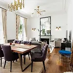 Notting Hill Charm Central 2-Bed Gem