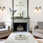 Notting Hill Charm Central 2-Bed Gem